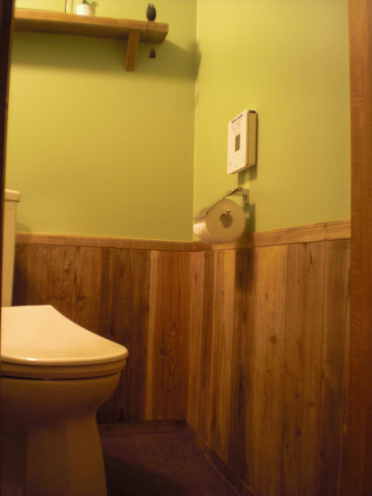 Свежая идея для дизайна: туалет в стиле лофт с раздельным унитазом и коричневым полом - отличное фото интерьера