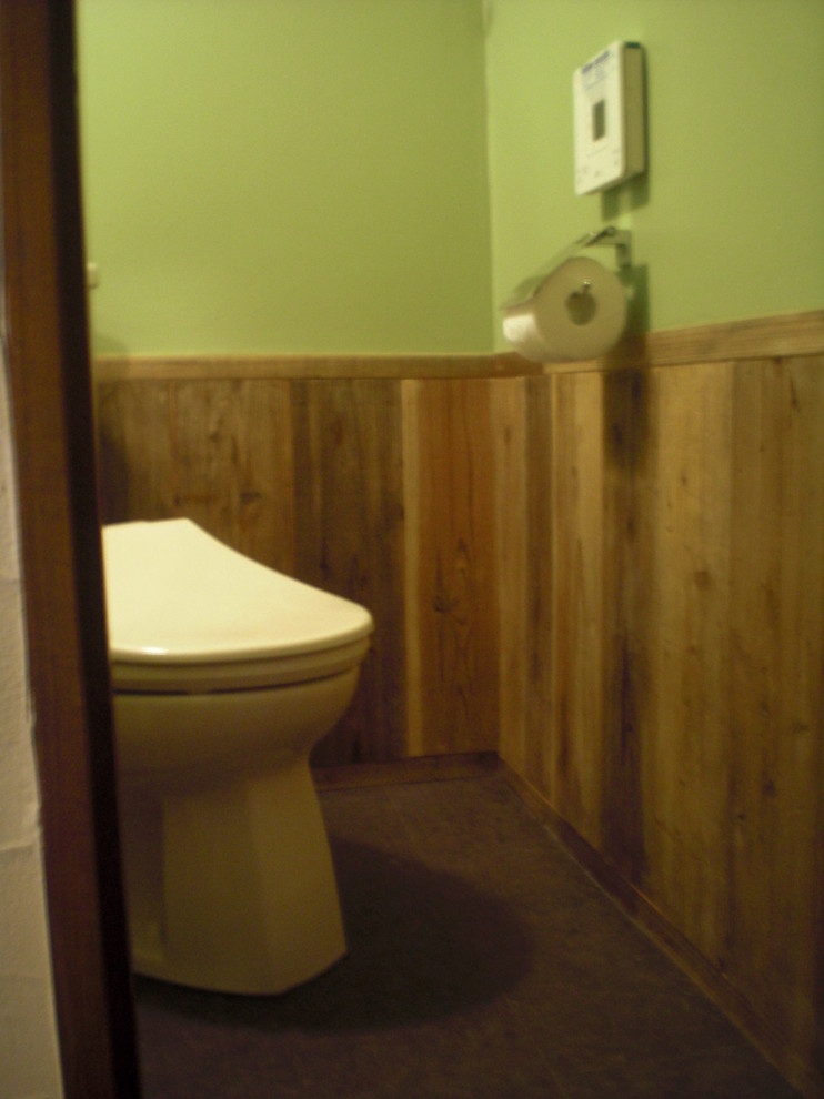 Cette photo montre un WC et toilettes industriel avec WC séparés et un sol marron.