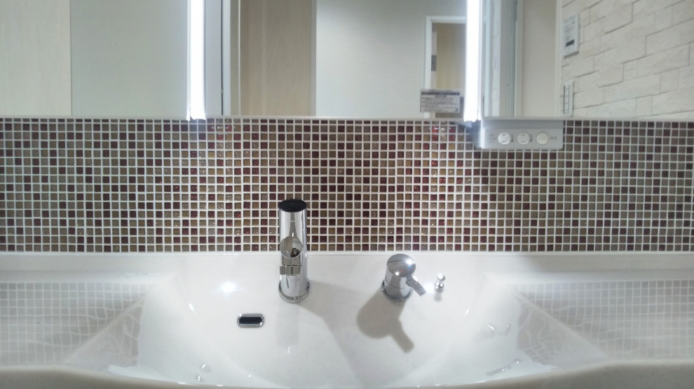 Idéer för ett litet modernt vit badrum, med vita skåp, flerfärgad kakel, glaskakel, beige väggar, bänkskiva i akrylsten och svart golv