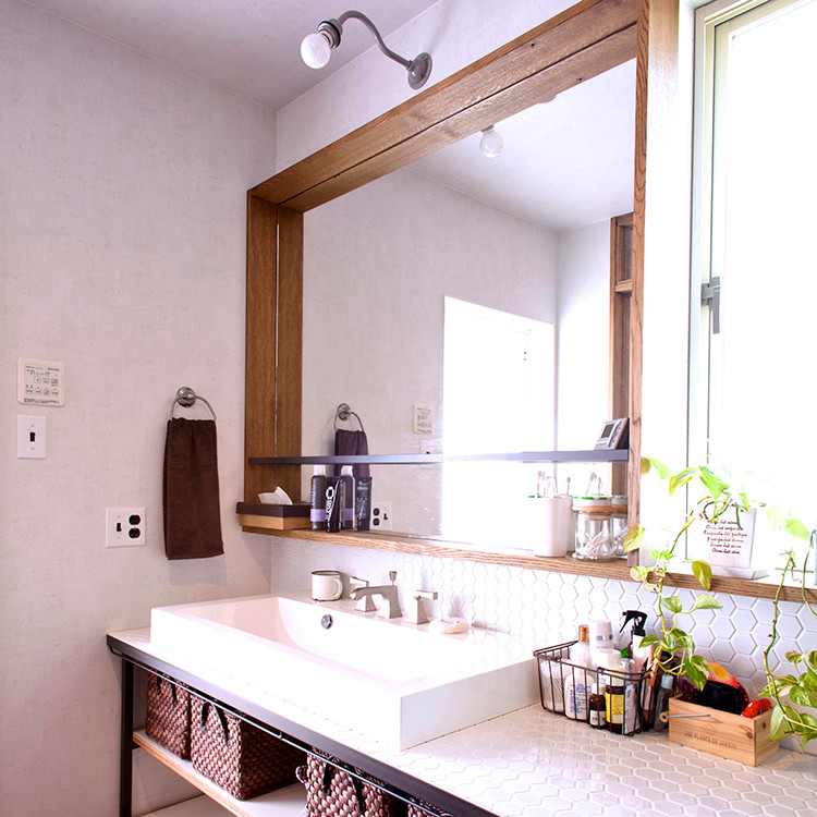 京都にあるインダストリアルスタイルのおしゃれなトイレ・洗面所の写真