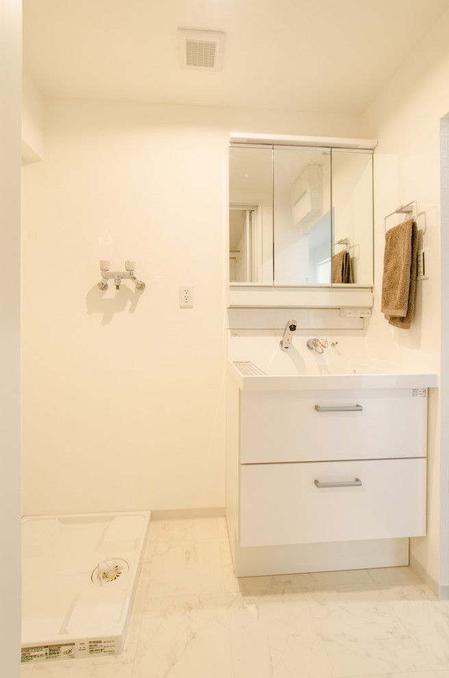 Inspiration pour un petit WC et toilettes design avec un placard à porte plane, des portes de placard blanches, un mur blanc, un sol en vinyl, un lavabo intégré, un sol blanc, un plan de toilette blanc, un plafond en papier peint et du papier peint.