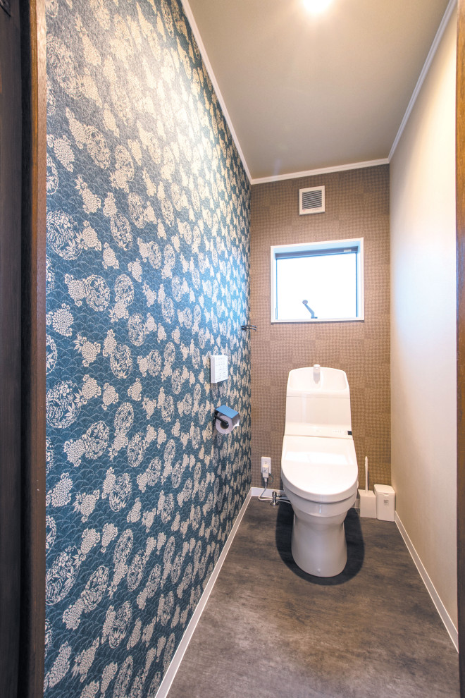 Kleine Asiatische Gästetoilette mit Toilette mit Aufsatzspülkasten, bunten Wänden, Vinylboden, integriertem Waschbecken, braunem Boden, Tapetendecke und Tapetenwänden in Sonstige