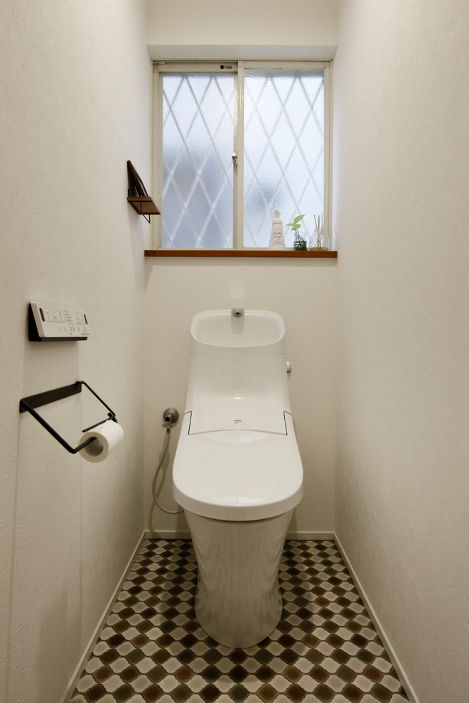 他の地域にある北欧スタイルのおしゃれなトイレ・洗面所 (白い壁、セラミックタイルの床) の写真