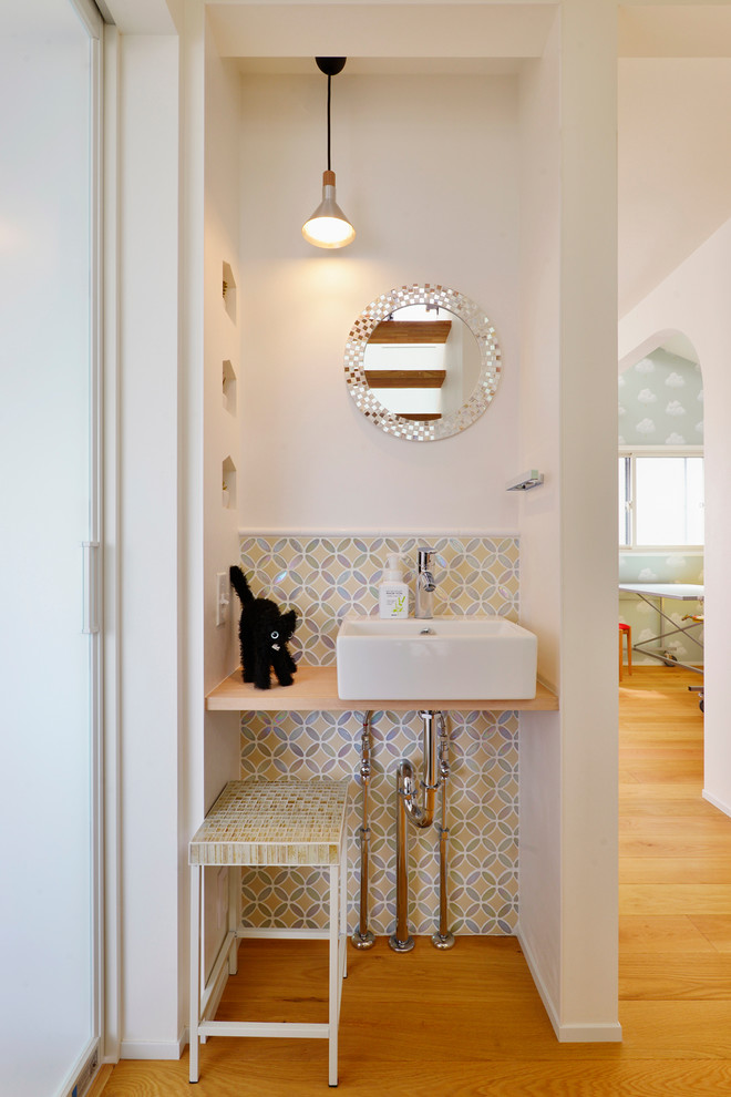 Источник вдохновения для домашнего уюта: маленький туалет в скандинавском стиле с паркетным полом среднего тона, настольной раковиной, белыми стенами и оранжевым полом для на участке и в саду