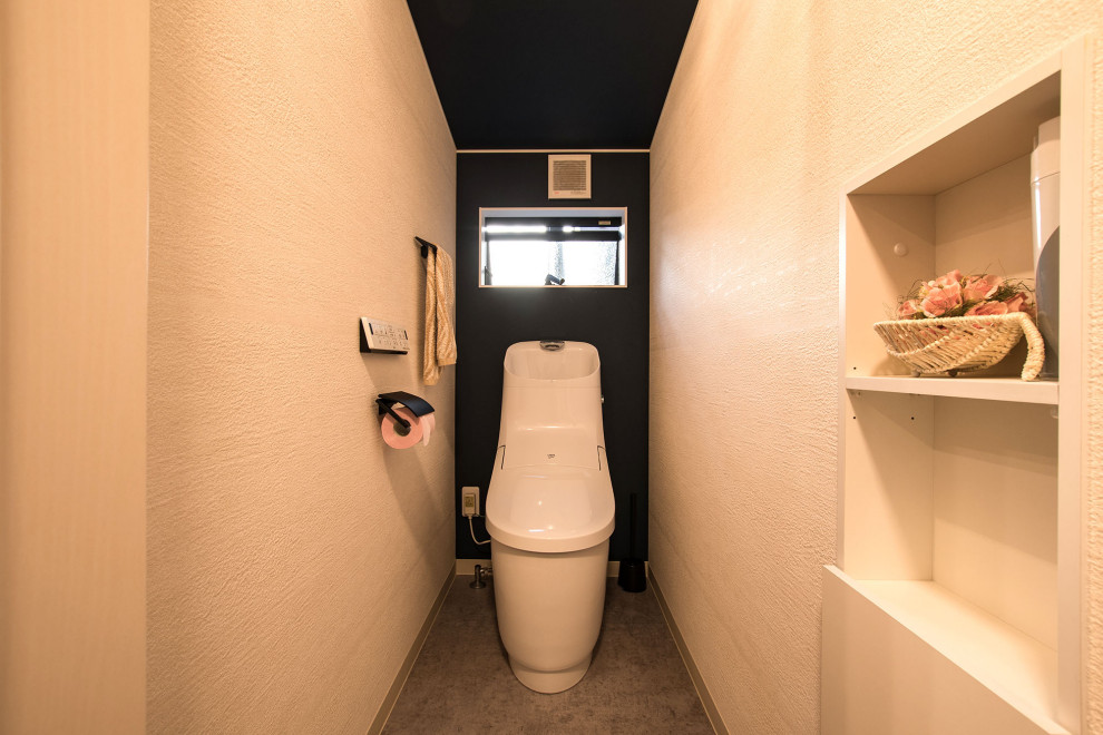 Пример оригинального дизайна: маленький туалет в современном стиле с унитазом-моноблоком, разноцветными стенами, полом из винила, монолитной раковиной, серым полом, потолком с обоями и обоями на стенах для на участке и в саду
