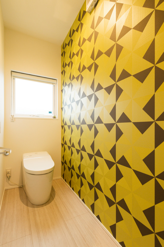 他の地域にあるモダンスタイルのおしゃれなトイレ・洗面所 (マルチカラーの壁、塗装フローリング、ベージュの床) の写真