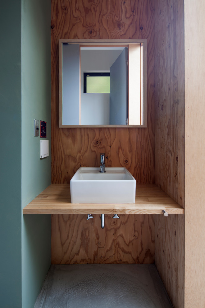 Inspiration for a small contemporary cloakroom in Yokohama with green walls, a vessel sink and grey floors.