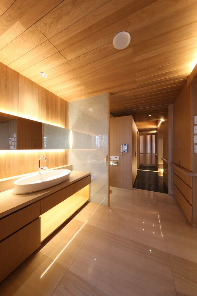 Immagine di un grande bagno di servizio minimalista con WC monopezzo, pareti marroni, pavimento in marmo, top in marmo, pavimento beige e top beige