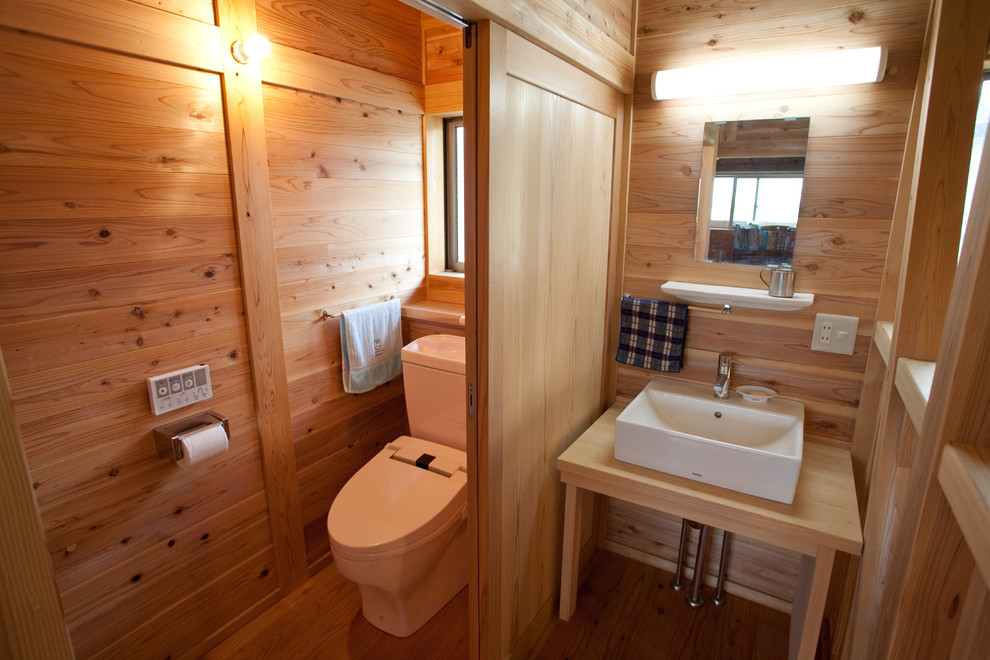 他の地域にあるアジアンスタイルのおしゃれなトイレ・洗面所 (オープンシェルフ、淡色木目調キャビネット、無垢フローリング、木製洗面台、造り付け洗面台、表し梁、板張り壁) の写真