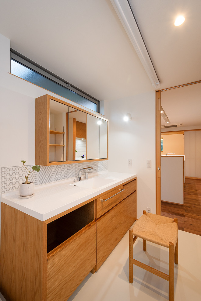 Idéer för mellanstora skandinaviska vitt toaletter, med skåp i mellenmörkt trä, vit kakel, vita väggar, träbänkskiva, beiget golv, ett integrerad handfat, släta luckor, mosaik och vinylgolv