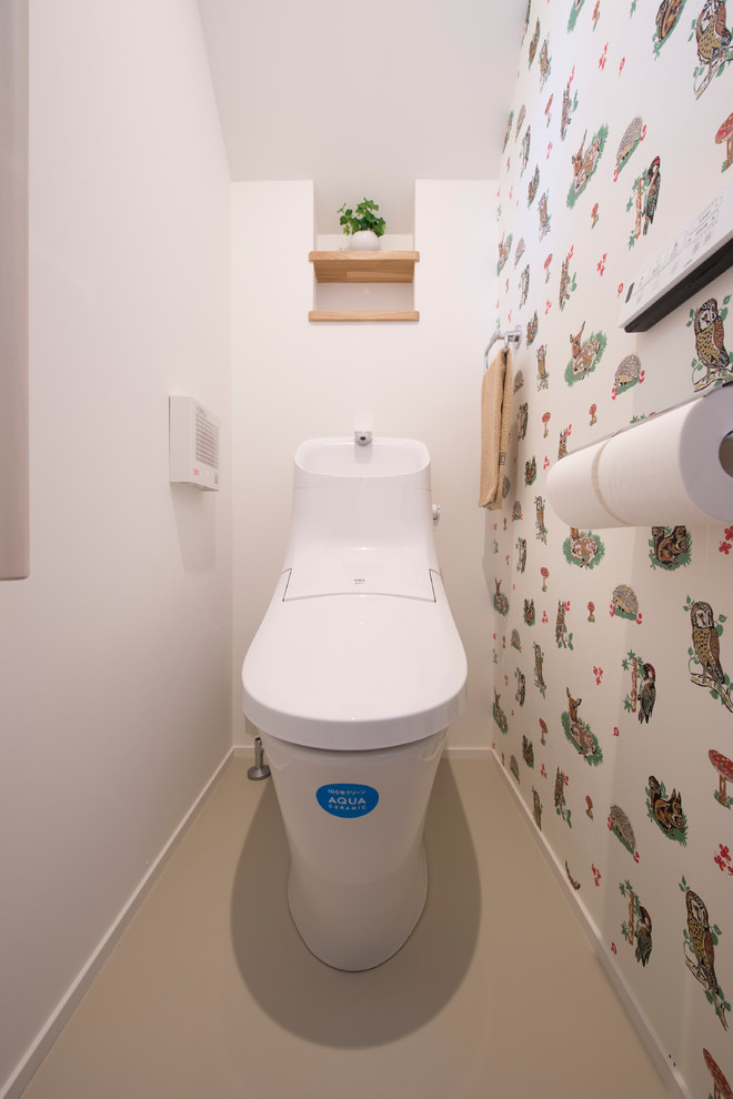 Exempel på ett modernt toalett, med öppna hyllor, vita skåp, en toalettstol med hel cisternkåpa, flerfärgade väggar, vinylgolv, träbänkskiva och grönt golv