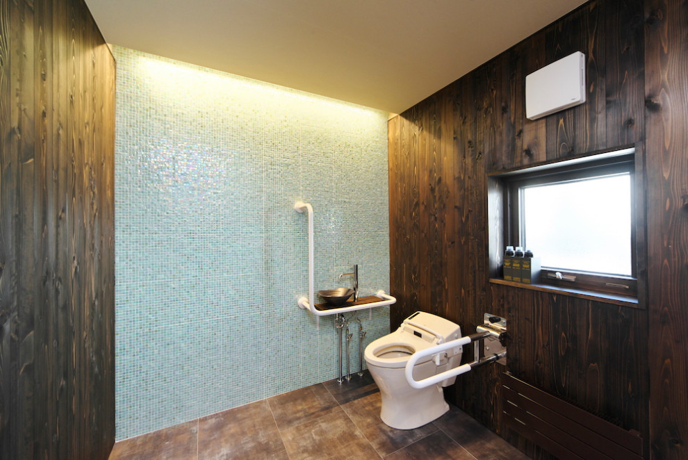 Idee per un bagno di servizio etnico con piastrelle verdi, piastrelle a mosaico e pavimento marrone