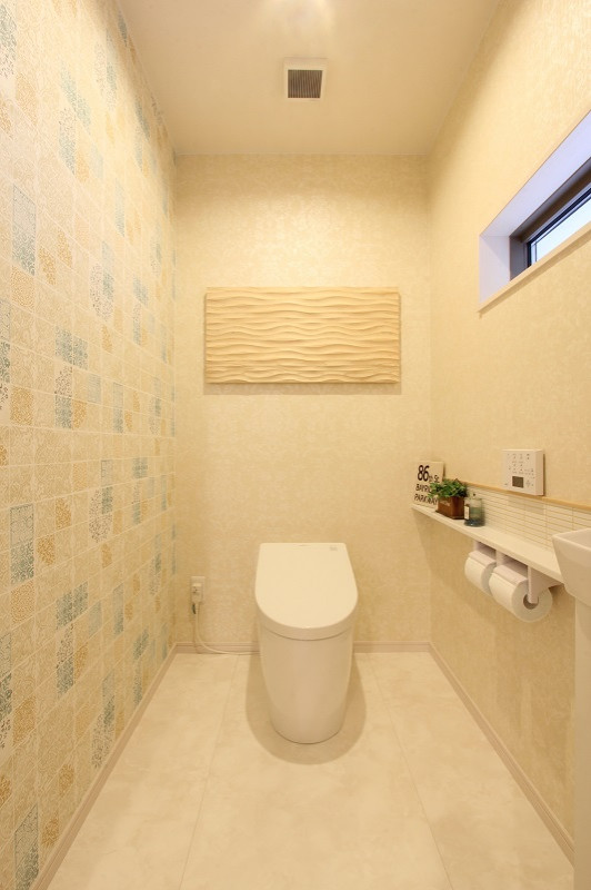 Пример оригинального дизайна: маленький туалет в современном стиле с белыми стенами, полом из фанеры, белым полом, потолком с обоями и обоями на стенах для на участке и в саду