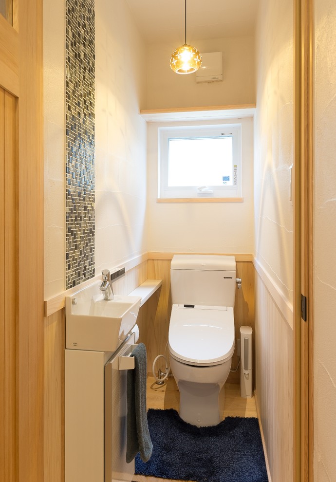 Idéer för att renovera ett orientaliskt toalett, med släta luckor, flerfärgade väggar och beiget golv