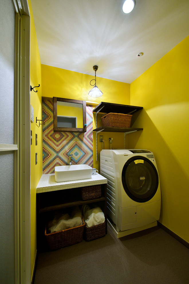 Skandinavische Gästetoilette mit offenen Schränken, gelber Wandfarbe, Aufsatzwaschbecken und grauem Boden in Sonstige