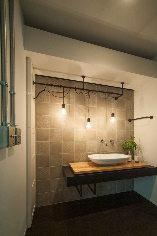 Idéer för ett litet rustikt toalett, med grå kakel, porslinskakel, vita väggar, ett fristående handfat, träbänkskiva och grått golv