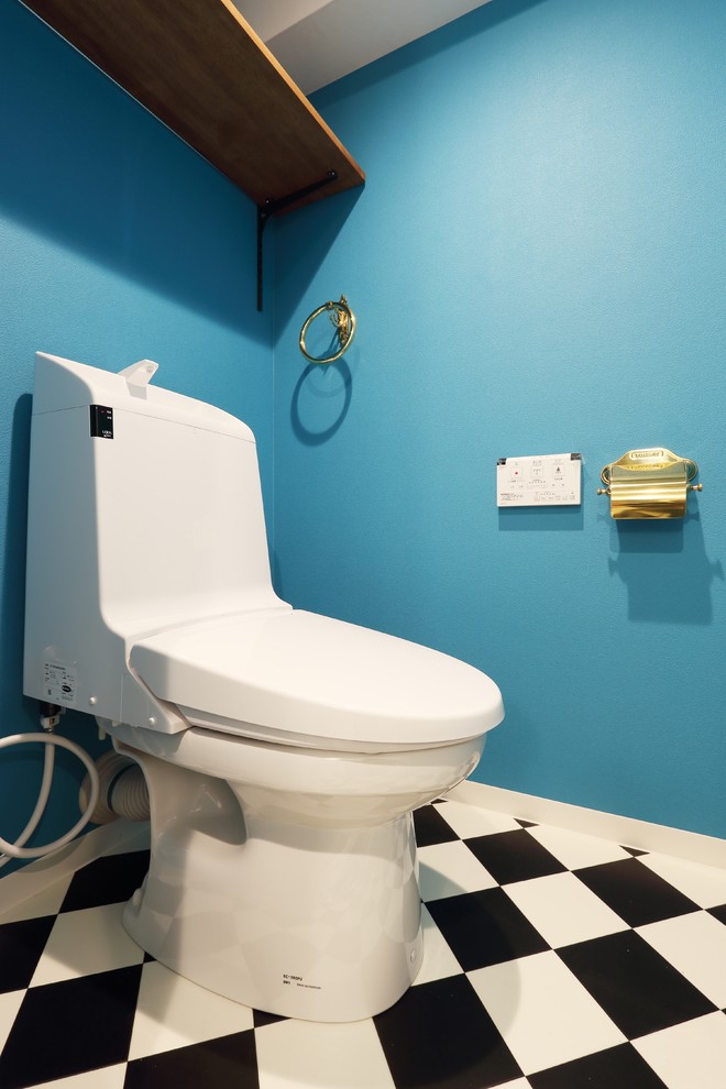 Идея дизайна: маленький туалет в современном стиле с унитазом-моноблоком, синими стенами, полом из винила и разноцветным полом для на участке и в саду
