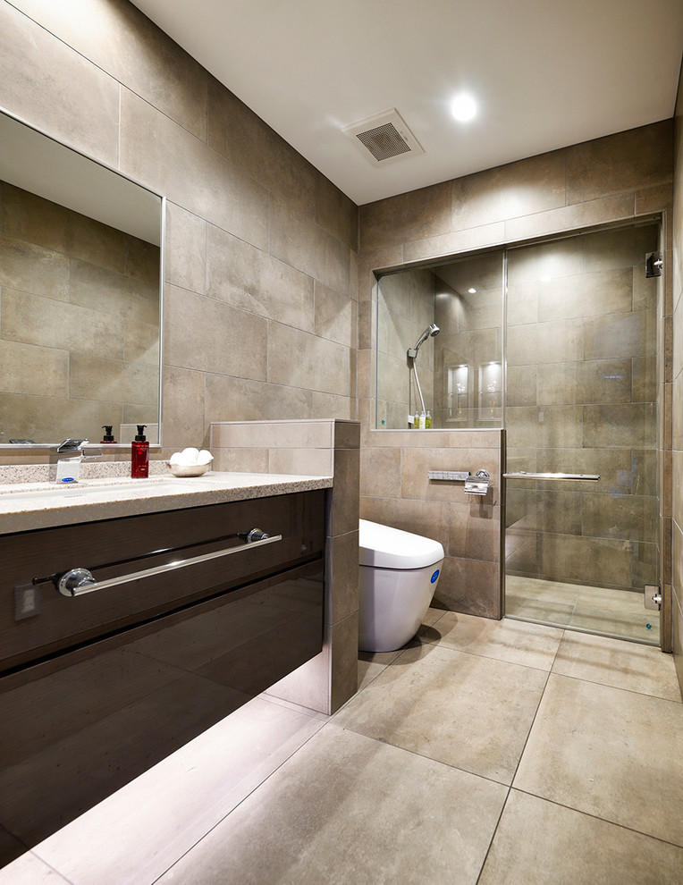 Идея дизайна: туалет в стиле лофт с серыми стенами и серым полом