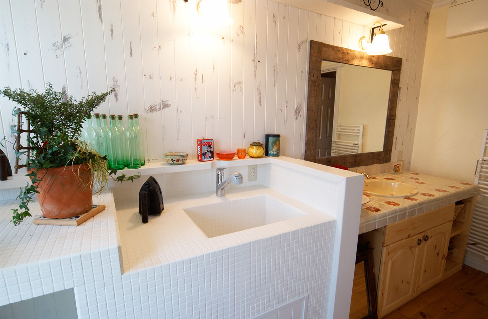 Idee per un bagno di servizio vittoriano con ante marroni, parquet chiaro, lavabo sottopiano, top piastrellato e pavimento marrone