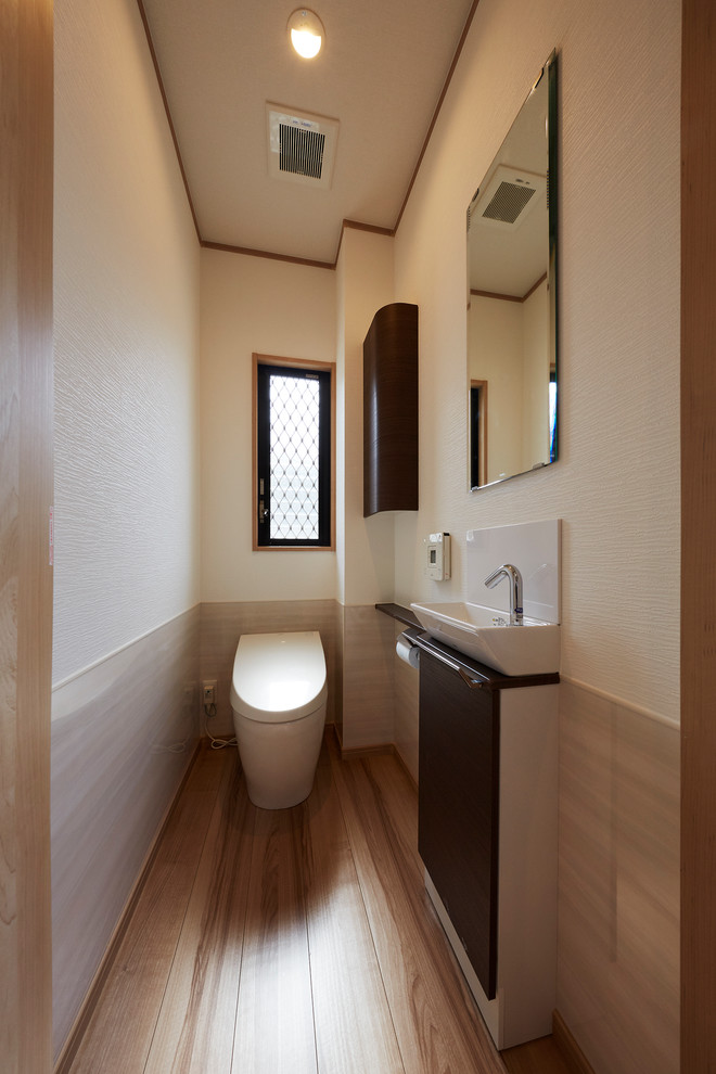 大阪にあるモダンスタイルのおしゃれなトイレ・洗面所 (一体型トイレ	) の写真