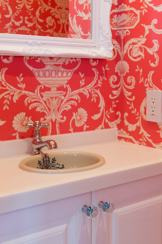 Cette image montre un petit WC et toilettes victorien avec un lavabo posé et un mur rouge.