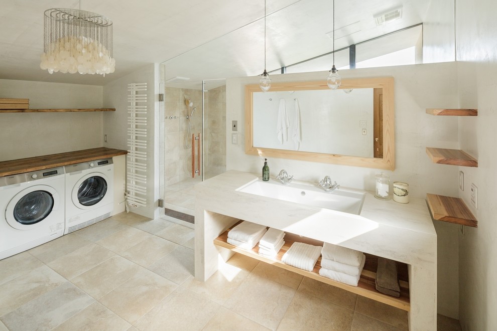 他の地域にあるトランジショナルスタイルのおしゃれなトイレ・洗面所 (白い壁、ベージュの床、オープンシェルフ) の写真