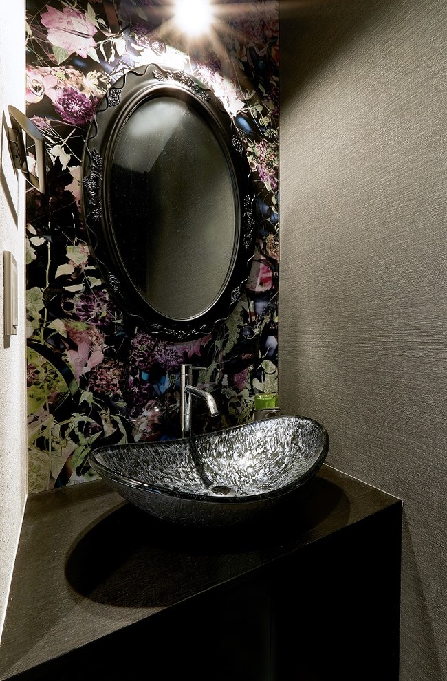 Immagine di un bagno di servizio minimalista con ante lisce, ante in legno bruno, pareti multicolore, pavimento in compensato e pavimento marrone