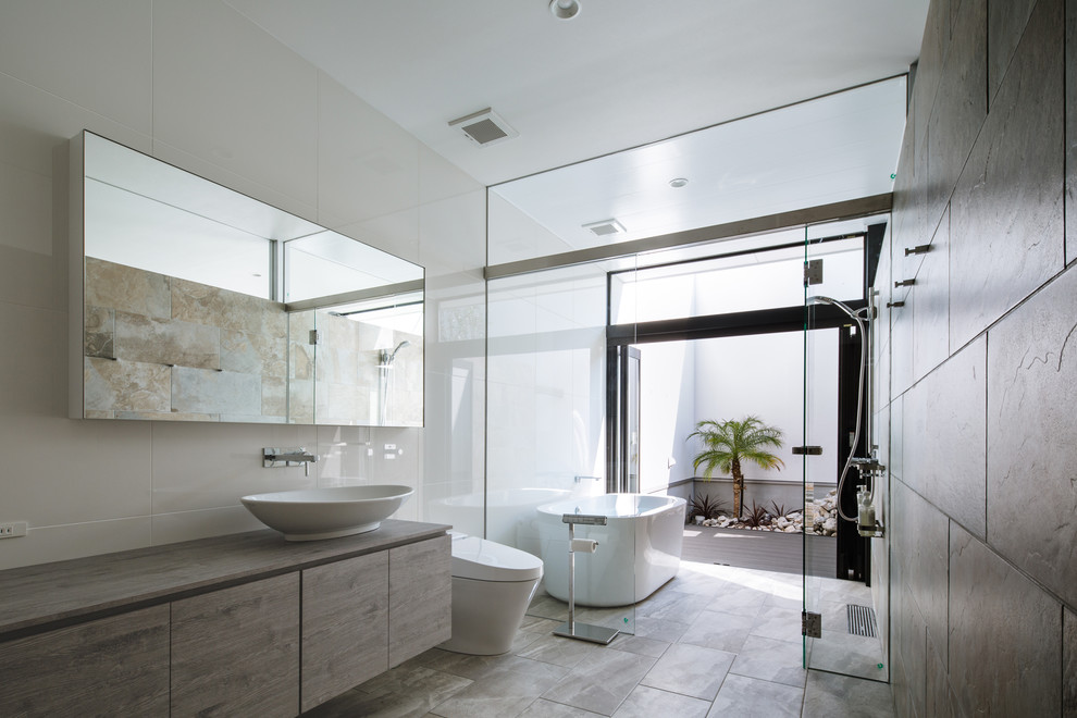大阪にある高級な中くらいなモダンスタイルのおしゃれな浴室 (フラットパネル扉のキャビネット、グレーのキャビネット、白い壁、ベッセル式洗面器、グレーの床) の写真