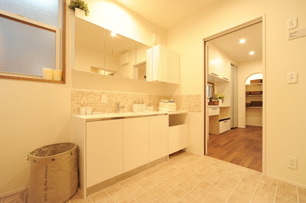 Landhaus Gästetoilette mit weißer Wandfarbe, Vinylboden, integriertem Waschbecken, beigem Boden und weißer Waschtischplatte in Sonstige