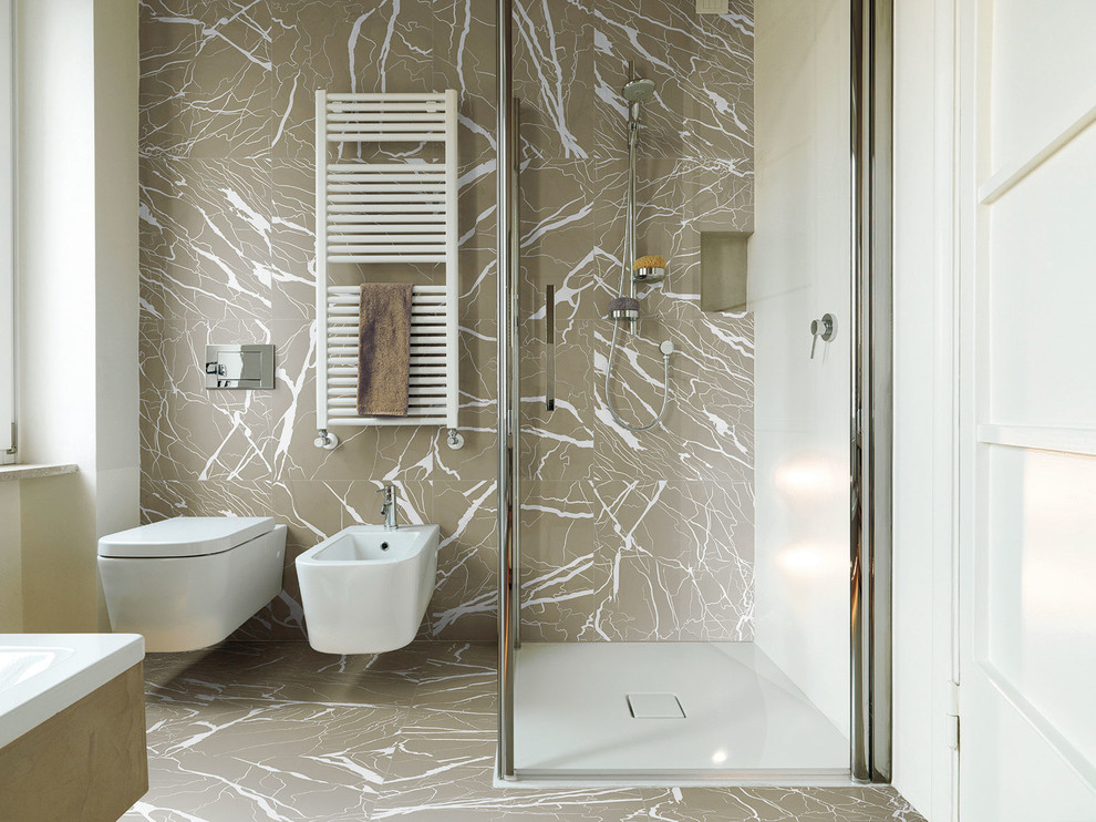 Ispirazione per una stanza da bagno design con piastrelle marroni, piastrelle in ceramica, pareti marroni e pavimento con piastrelle in ceramica