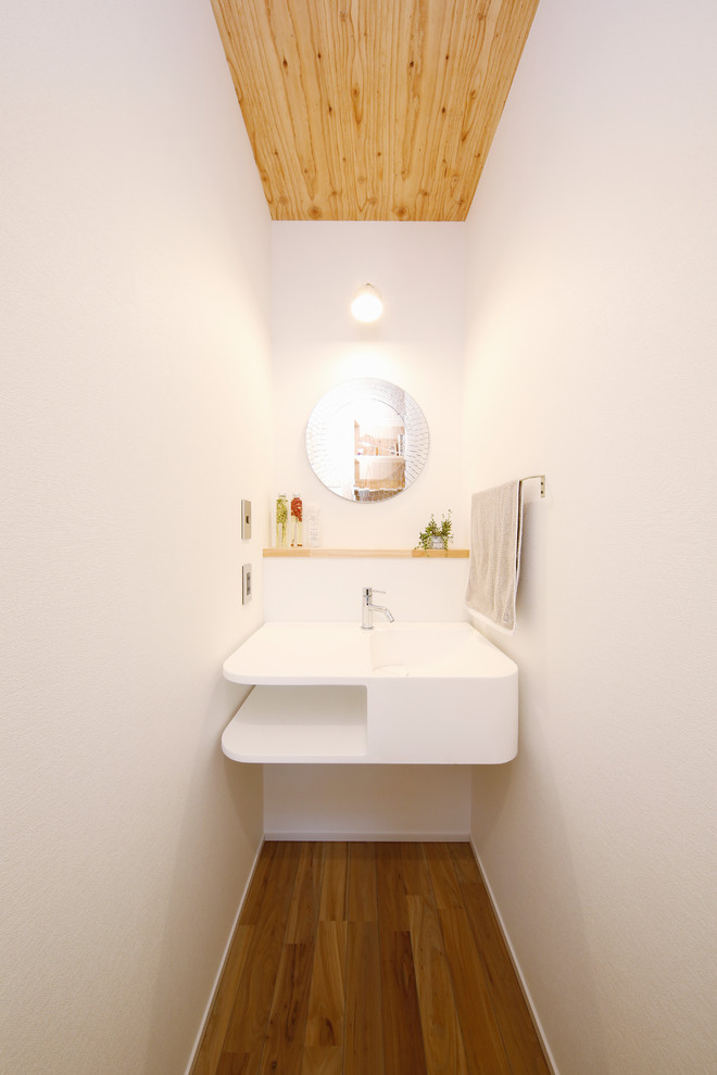Ispirazione per un bagno di servizio scandinavo con pavimento in legno massello medio e pavimento marrone