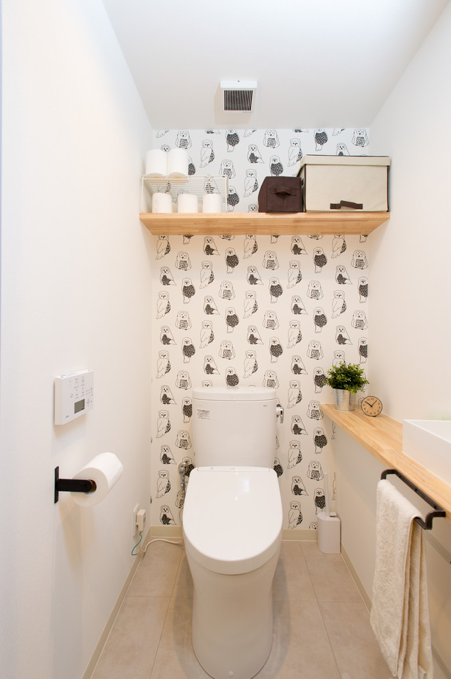 Ejemplo de aseo asiático con sanitario de una pieza, paredes blancas, lavabo sobreencimera, encimera de madera, suelo beige y encimeras beige