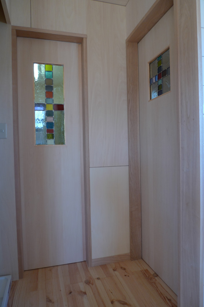 Diseño de aseo minimalista de tamaño medio con paredes beige, suelo de madera clara, suelo beige, madera y madera
