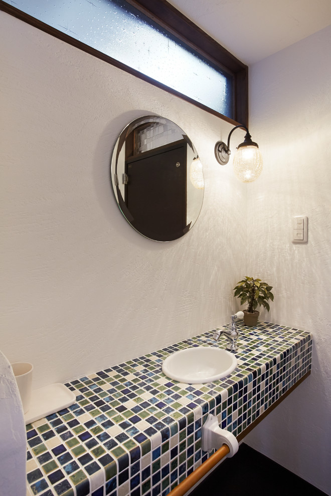 Asiatische Gästetoilette mit gefliestem Waschtisch in Osaka