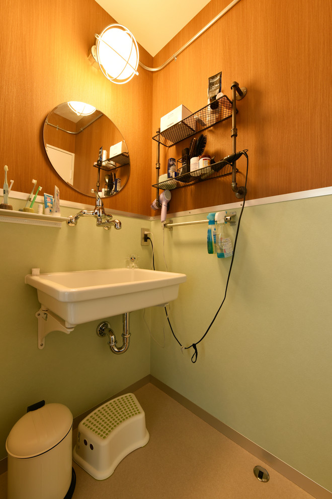 Idee per un bagno di servizio minimalista con nessun'anta, pareti verdi, pavimento in vinile, lavabo sospeso e pavimento beige