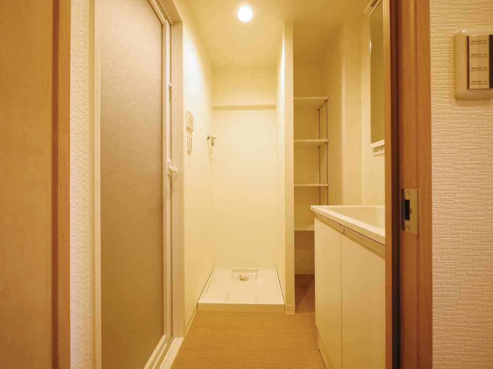東京23区にある北欧スタイルのおしゃれなトイレ・洗面所 (白いキャビネット、白い壁、セラミックタイルの床、一体型シンク、ベージュの床) の写真