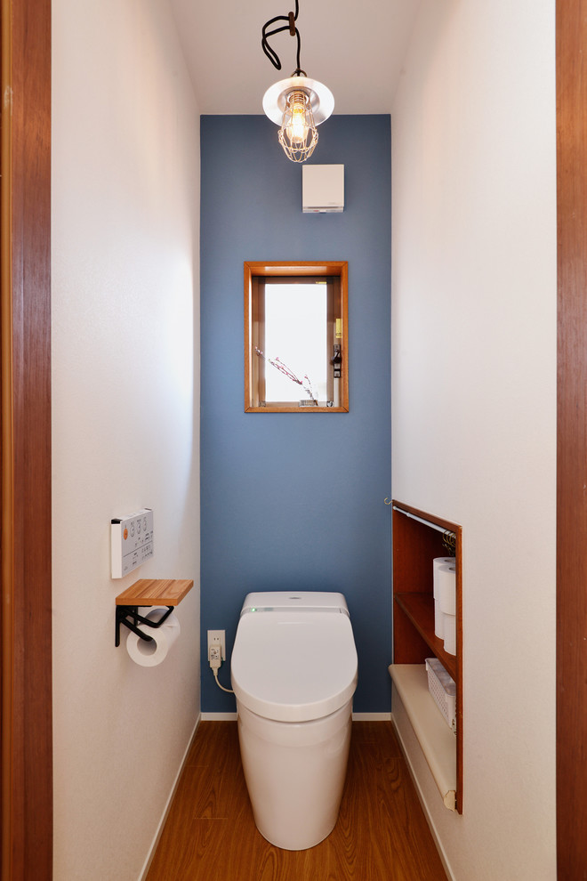 Aménagement d'un WC et toilettes asiatique avec un mur multicolore, parquet peint et un sol marron.