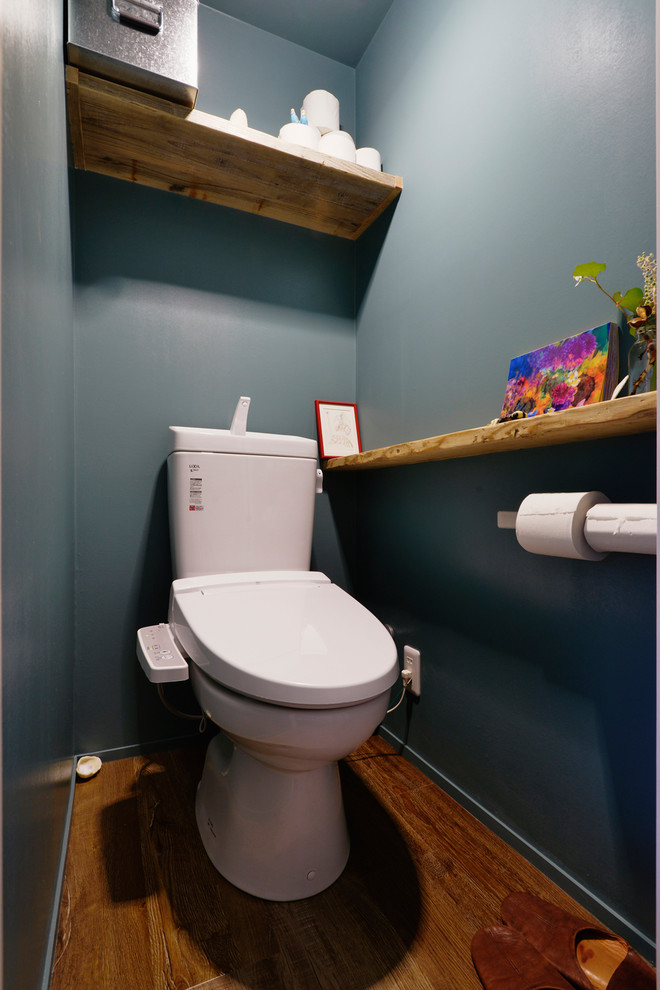 モダンスタイルのおしゃれなトイレ・洗面所 (青い壁、無垢フローリング、茶色い床) の写真