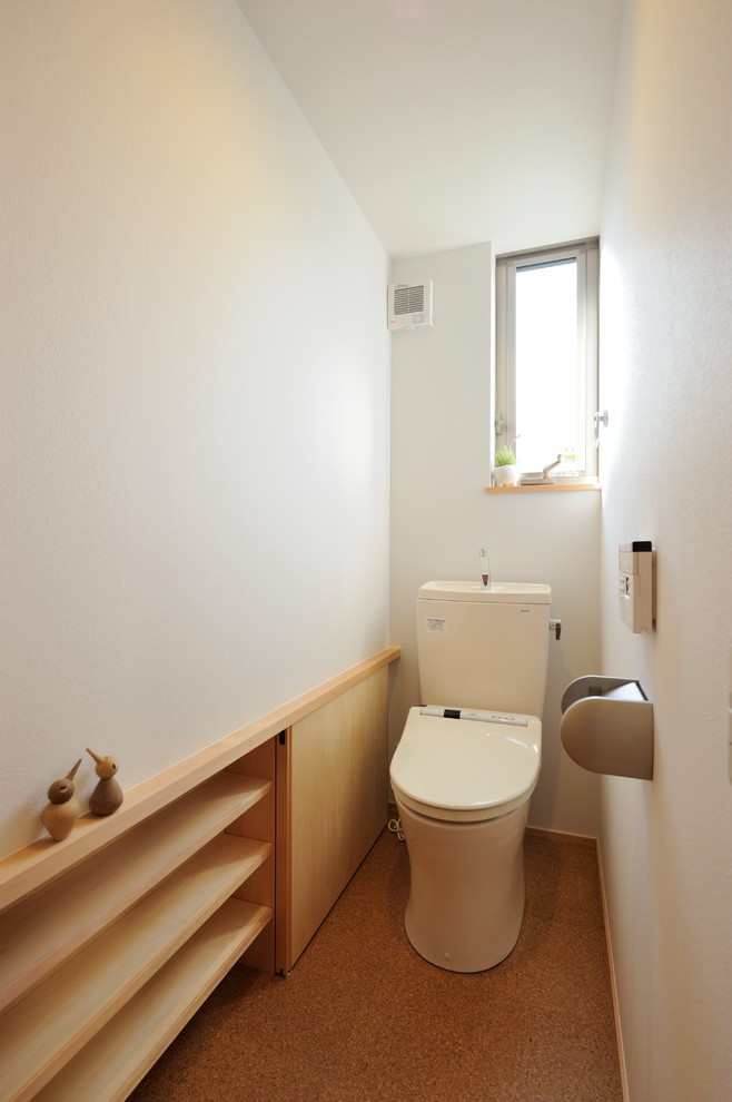Пример оригинального дизайна: туалет в скандинавском стиле с пробковым полом