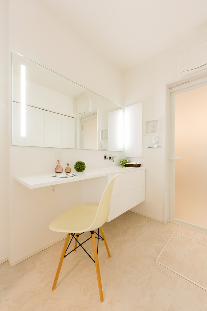 Moderne Gästetoilette mit weißer Wandfarbe und beigem Boden in Sonstige