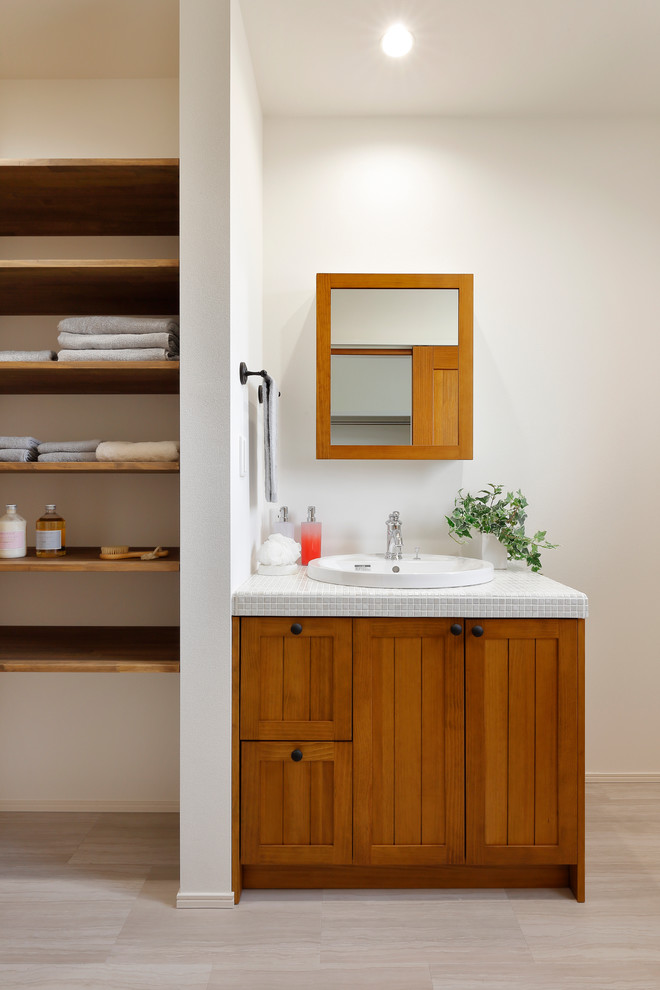 他の地域にある北欧スタイルのおしゃれなトイレ・洗面所 (白い壁、淡色無垢フローリング、ベージュの床) の写真