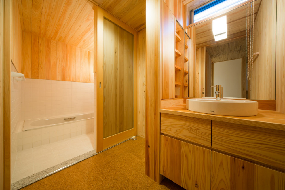 Свежая идея для дизайна: туалет среднего размера в восточном стиле с пробковым полом и столешницей из дерева - отличное фото интерьера