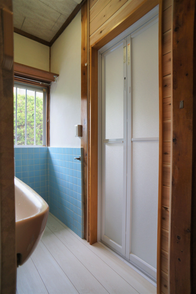 На фото: туалет среднего размера в восточном стиле с унитазом-моноблоком, фиолетовыми стенами, полом из винила и бежевым полом с