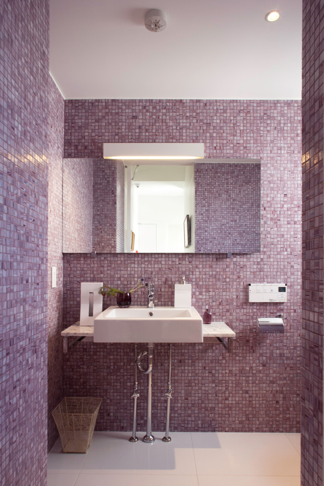 Идея дизайна: туалет в современном стиле с плиткой мозаикой, фиолетовыми стенами, настольной раковиной, розовой плиткой и белой столешницей