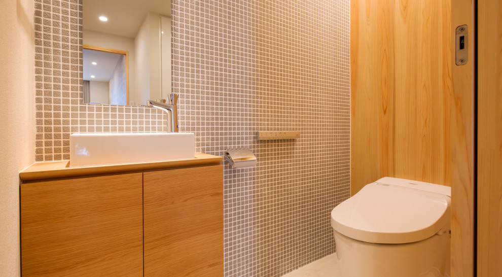 Immagine di un bagno di servizio scandinavo con piastrelle grigie e pavimento beige