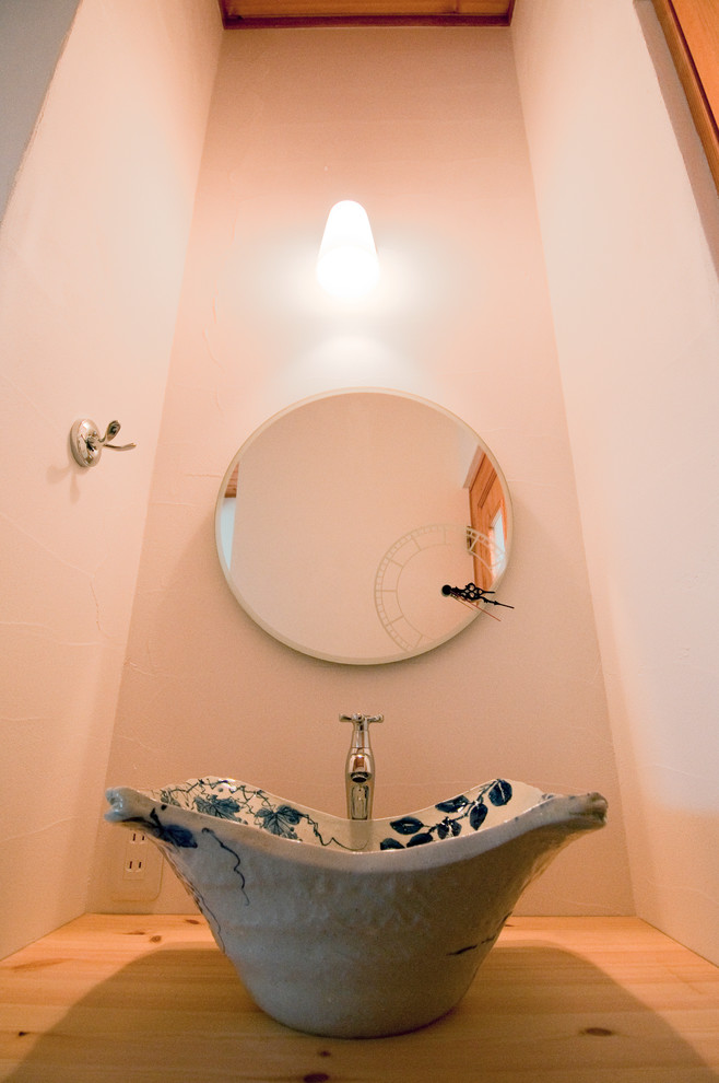 他の地域にあるトラディショナルスタイルのおしゃれなトイレ・洗面所の写真