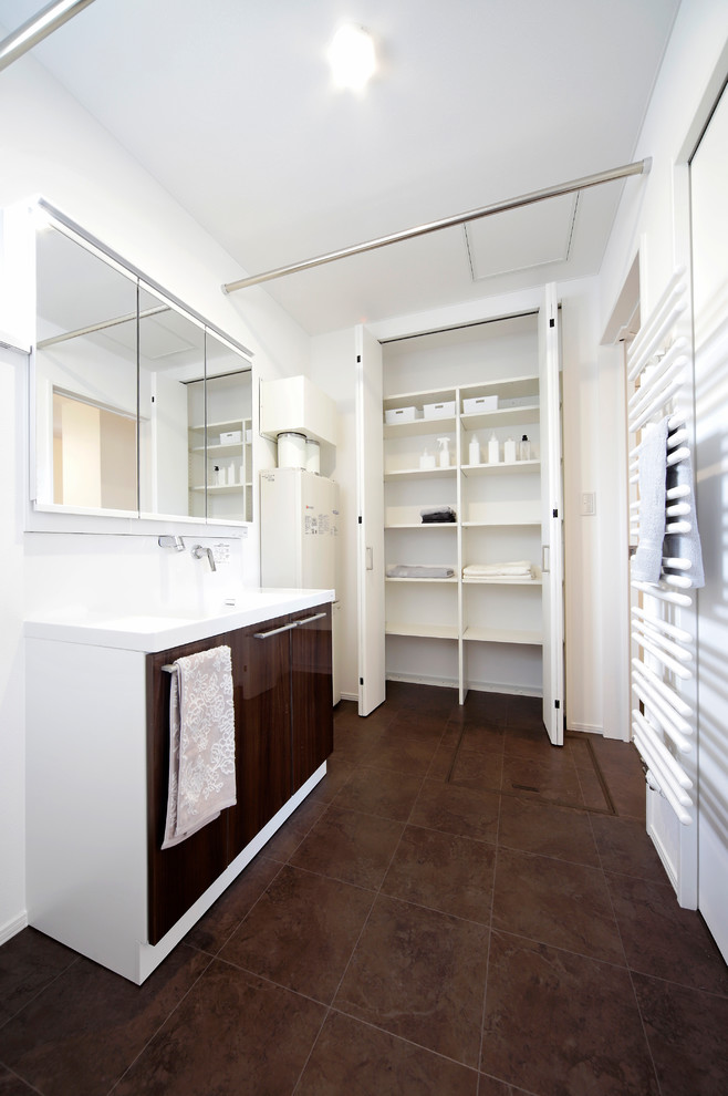 Imagen de aseo de estilo zen con paredes blancas, lavabo integrado y suelo marrón