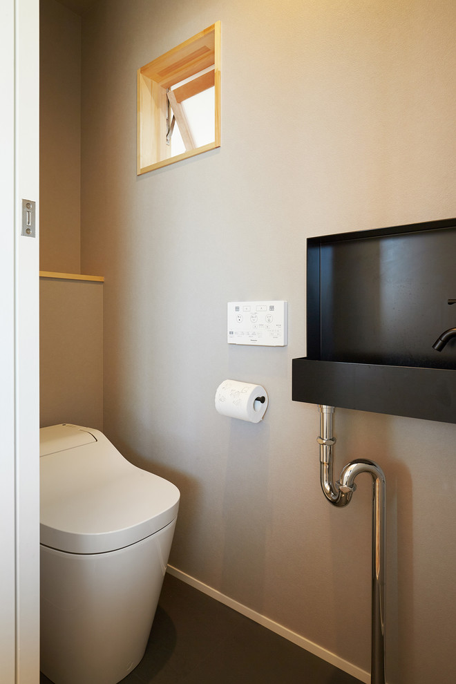Moderne Gästetoilette mit Toilette mit Aufsatzspülkasten, grauer Wandfarbe, Vinylboden, Wandwaschbecken, Edelstahl-Waschbecken/Waschtisch, grauem Boden und schwarzer Waschtischplatte in Sonstige