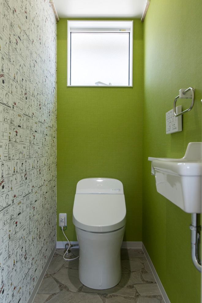 Réalisation d'un WC et toilettes minimaliste avec un mur multicolore, un plan vasque et un sol gris.