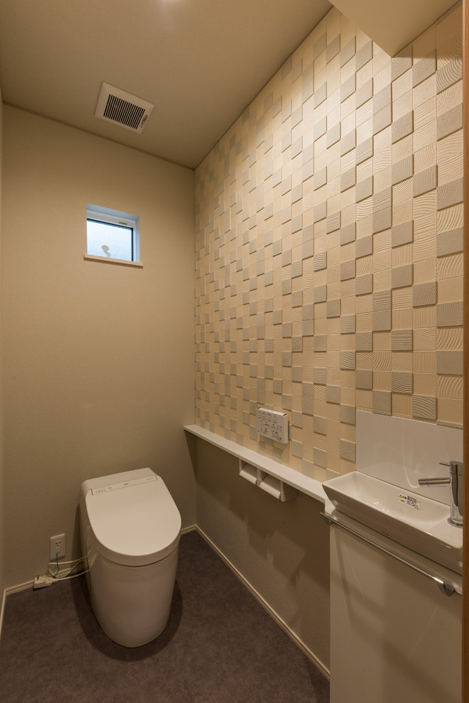 Idee per un piccolo bagno di servizio moderno con piastrelle beige, piastrelle in ceramica, pareti beige, pavimento in vinile, pavimento marrone e top bianco